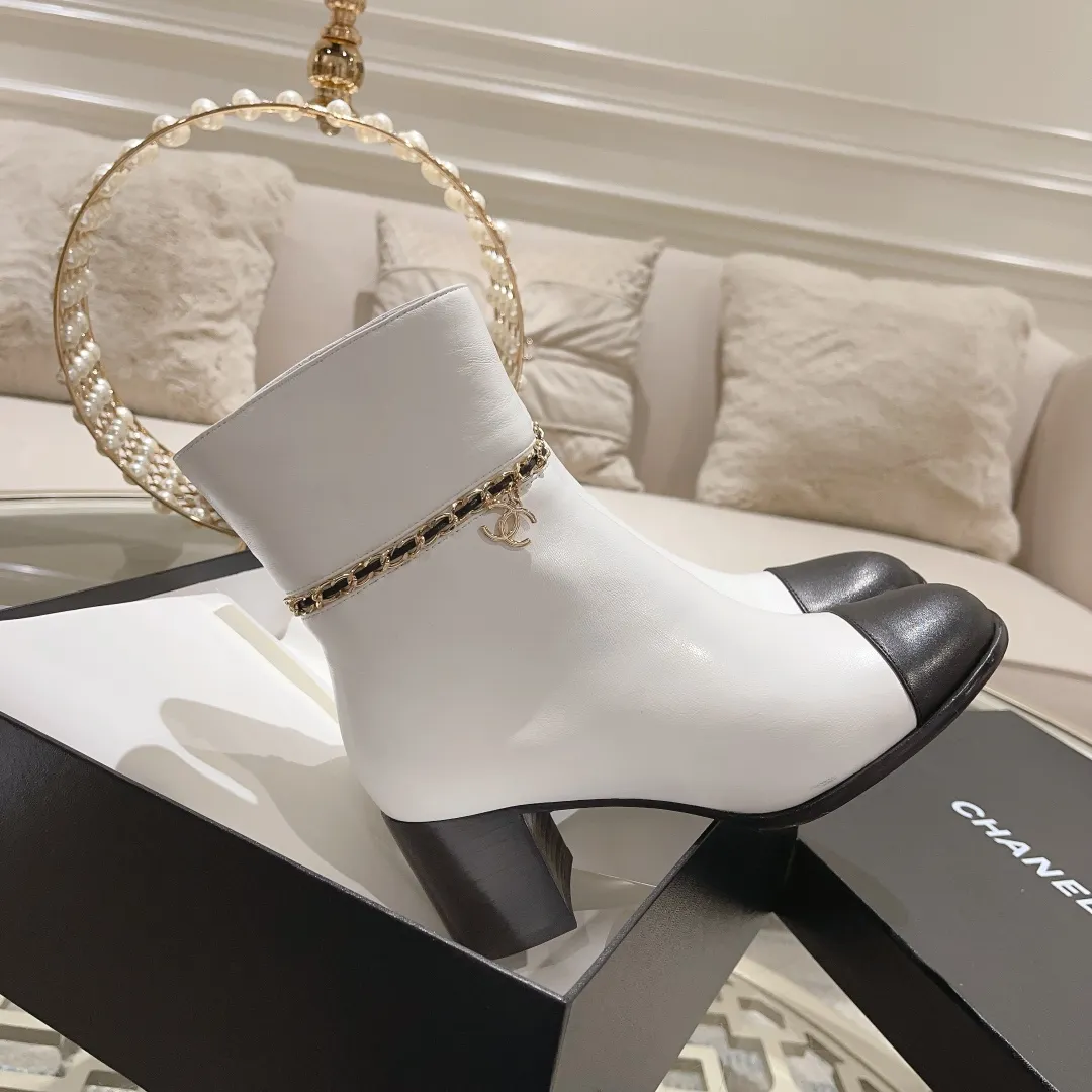 👟👟Ex-factory price 700👟👟 2025 Xiaoxiang chanel high quality counter grade 𝙎𝙡𝙞𝙣𝙜-𝙗𝙖𝙘𝙠🌈〰͏ chanelaa® Xiaoxiang new chain ⛓️slimming short boots Top purchasing level rare items are new 🍾👟👟 ━━━━━ ЅᏇєєt ━━━━━ 🍒 Upper: Italian imported calfskin ➕ Chanel’s unique chain element Lining: Imported comfortable and soft sheepskin lining for foot pads Outsole: Exclusive molding of Italian imported genuine leather outsole Color: Black/White/Apricot Size: 34 to 40 (34, 41, 42 are customized and non-returnable and non-exchangeable) Packaging: The latest full set of packaging from the counter shoe industry